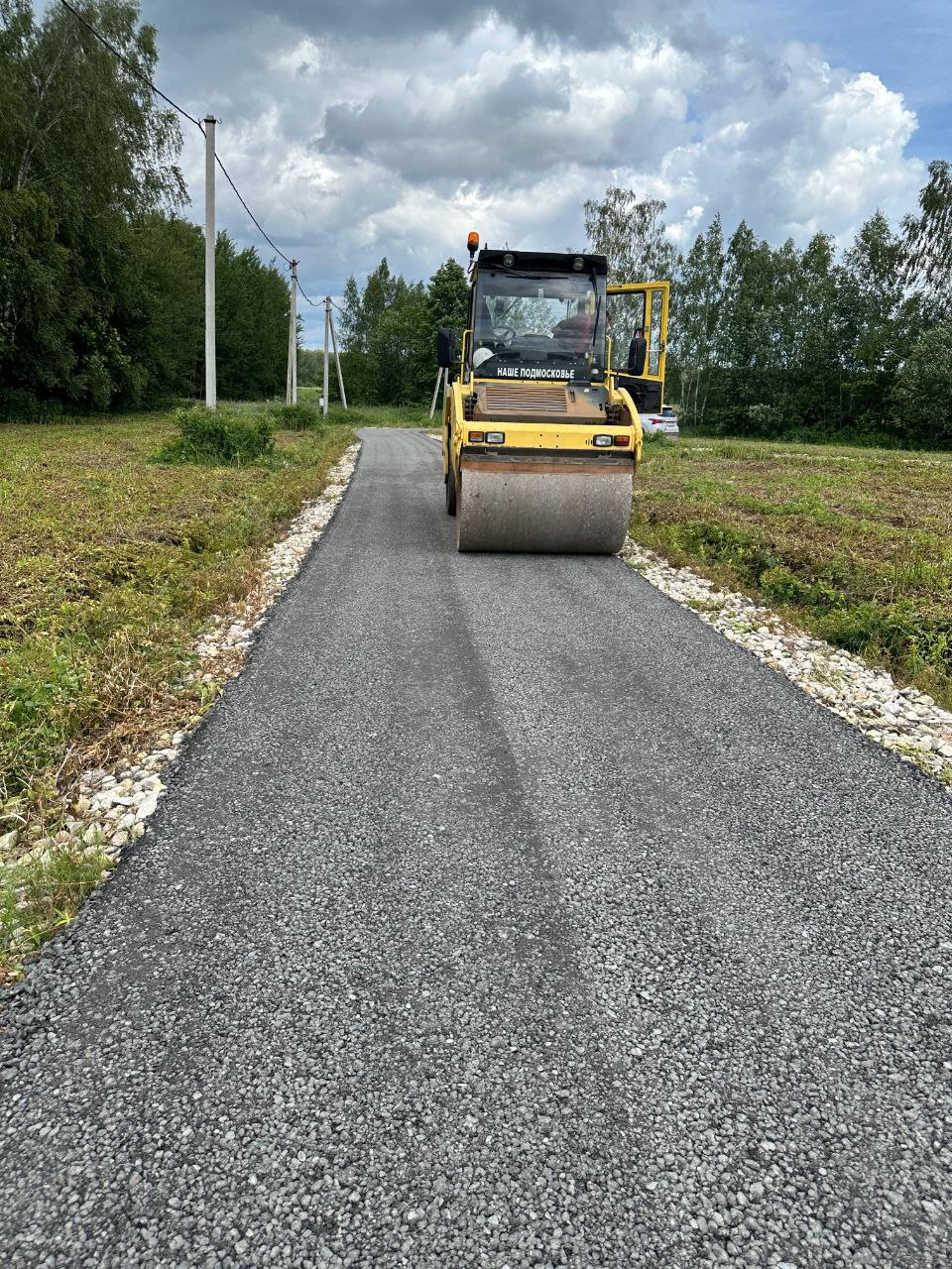 укладка асфальной крошки с уплотненем дорожнным катком 